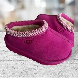 NIB Tasman ll childs pink shoes/booties by ugg